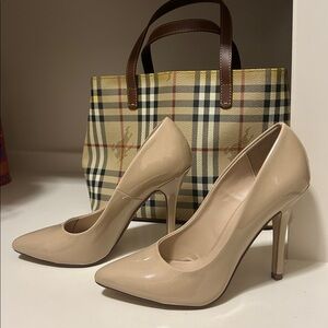 D size 7 Elegant Cream Pumps